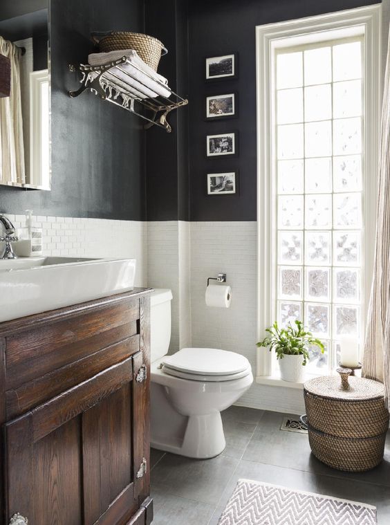okno w łazience, łazienka w stylu skandynawskim, dekoracja łazienki, rośliny w łazience