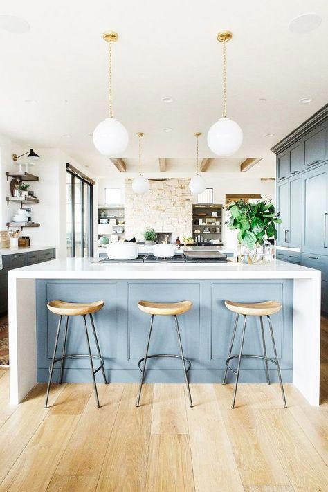 niebieska kuchnia, niebieskie fronty, kolor kuchni, podłoga drewniana, piekarnik wolnostojący, lampa vintage, wyspa kuchenna, lampa kuchenna, hoker drewniany