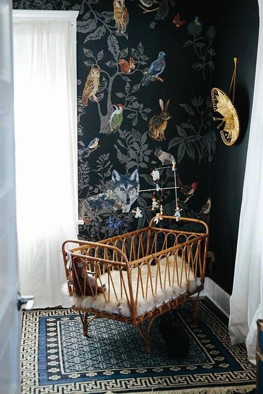 wzorzysta tapeta, bambusowe łóżeczko, las na ścianie w pokoju dziecięcym